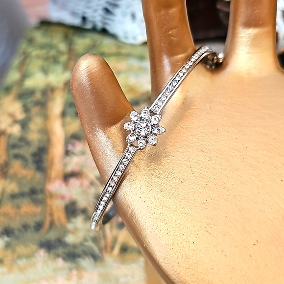 Givenchy Dainty Flower Bracelet - Picture 1 of 7